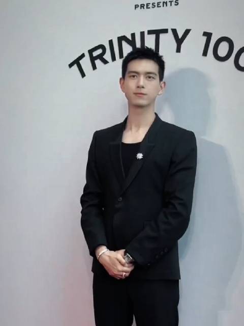 少年气与型男硬汉感无缝切换的现哥这颜值太顶了，寸头现yyds～帅得毫不费力！