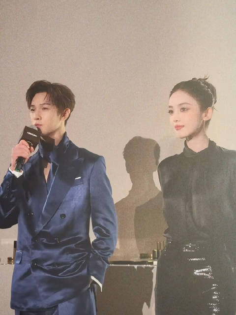 李昀锐娜扎TF活动同框直拍，太养眼了，完全是王子与公主，快递本子合作！