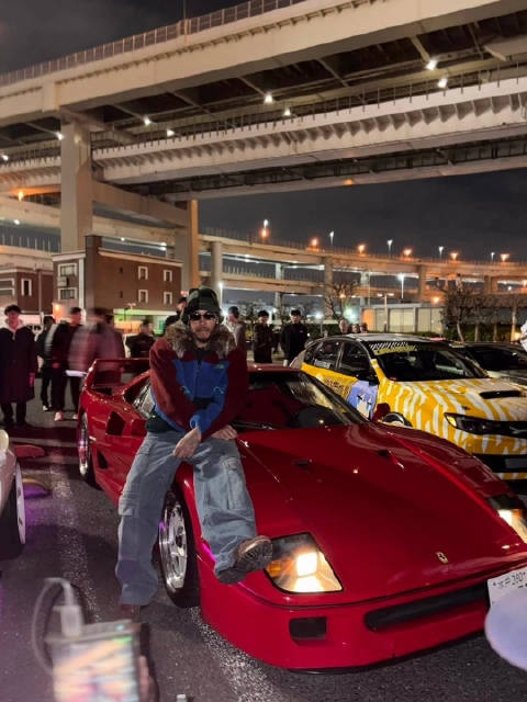 汉密尔顿驾法拉利F40现身东京大黑PA