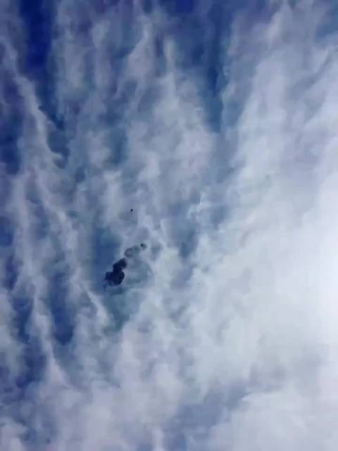 网友拍到的伊朗小摩托落地瞬间