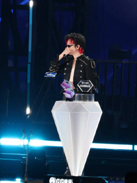 恭喜刘宇宁荣获QQ音乐巅峰影响力歌手和TOP之星