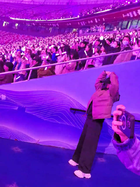 dy刷到一个新视角 你在舞台上唱着这就是爱，我在台下为你比心 因为这就是爱