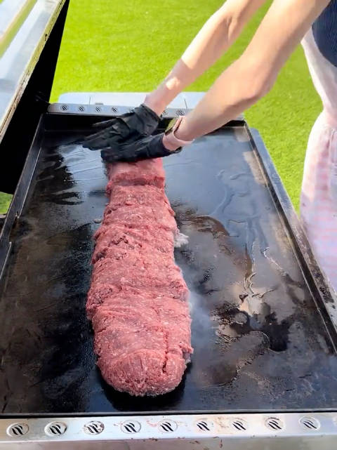 美国主妇为全家制作铁板炒饭不愧是美食荒漠都是预制菜