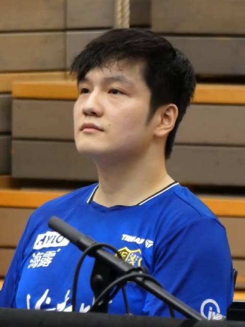 东哥观赛阿帕斯菲鲁斯高球对决展笑容