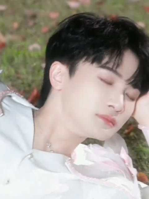 周深最近为什么老是拍躺着的画面哦，好难懂哦