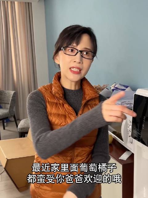 papi酱吐槽回家被妈妈当导购，网友共鸣父母找话说