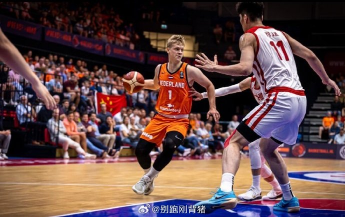 中国男篮在国际大赛中面对高强度防守时，哪位后卫最能扛起组织进攻的重担？