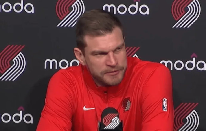 杨瀚森的队友和主教练对这次事件有何评价？