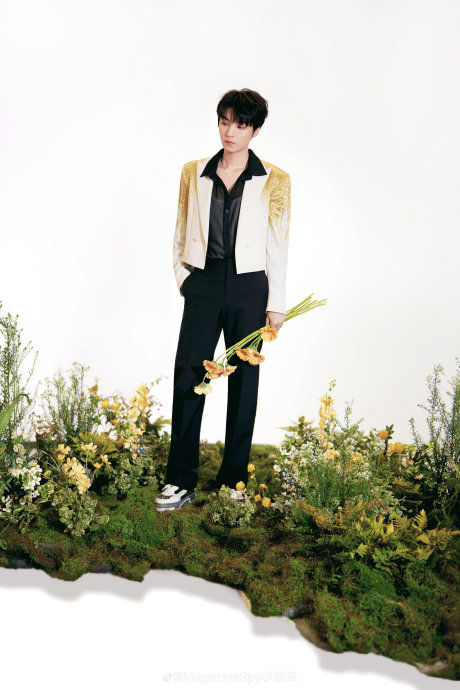 王俊凯《无人乐园》杭州首唱的舞美和灯光设计有哪些独特之处？