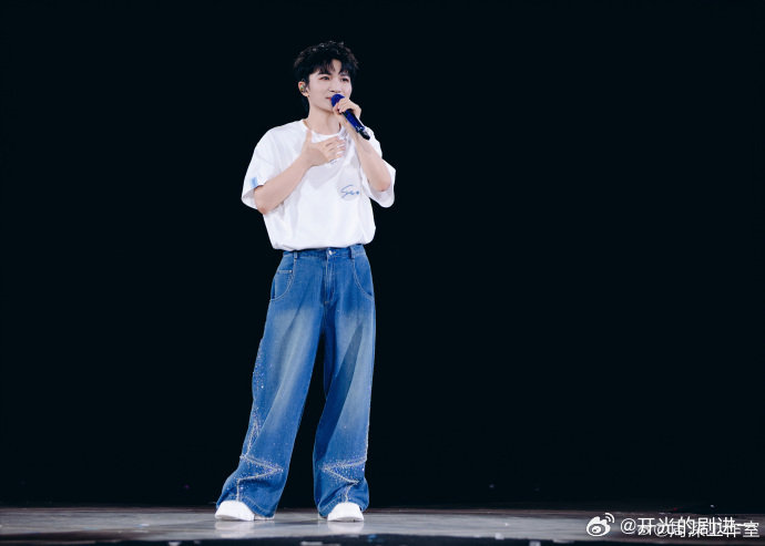 周深福州演唱会上的‘风追彩带’自然互动具体是怎样一个场景？