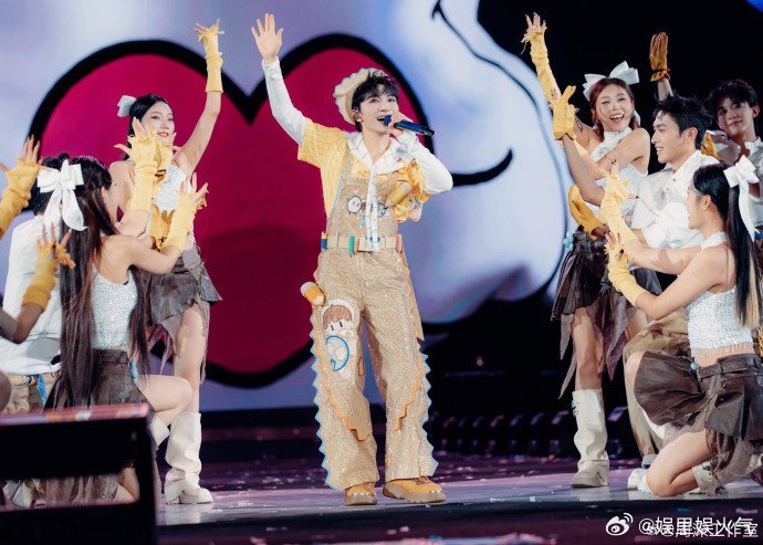 周深在福州演唱会上的风追彩带奇迹是怎么回事？