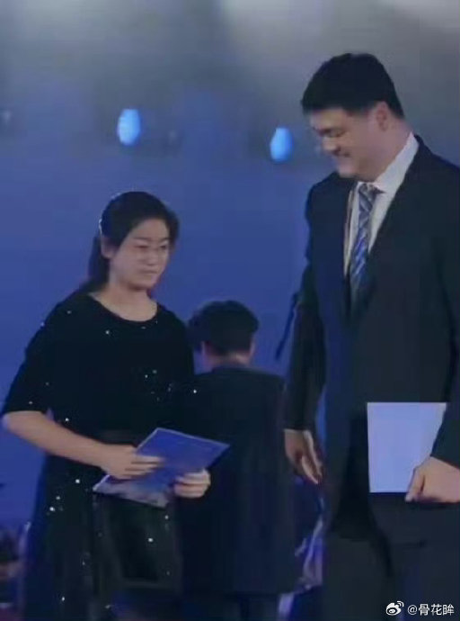 姚明之女姚沁蕾如何在篮球之外的领域找到自己的价值认同？