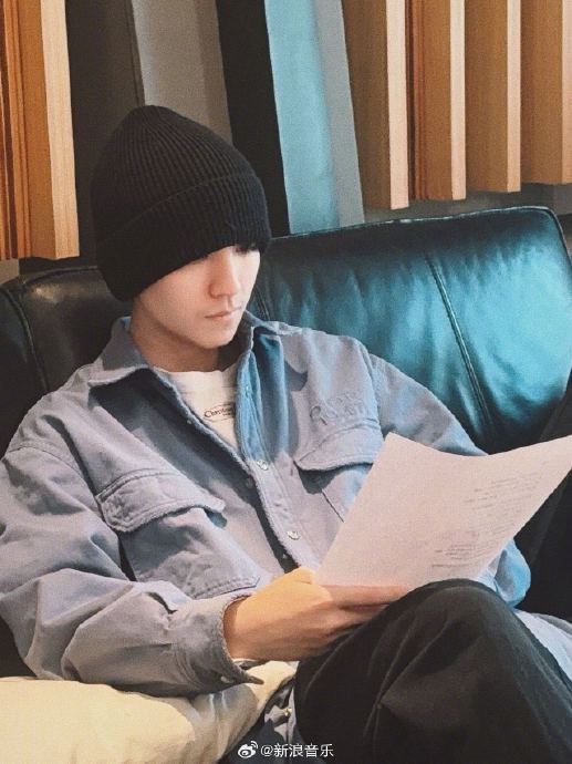 王俊凯在全开麦演唱《无人乐园》时展现了哪些唱功上的突破和情感表达？