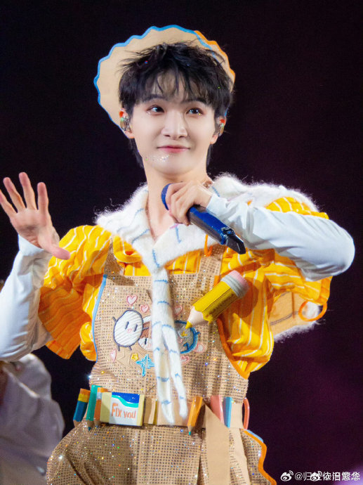 周深的工作状态和下班状态反差有多大，这反映了什么性格特质？