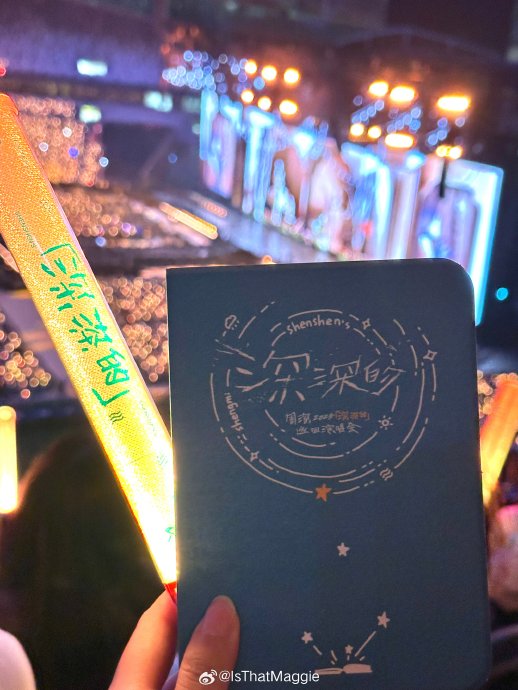 周深是如何在舞台上鼓励并引导观众参与《小美满》大合唱的？