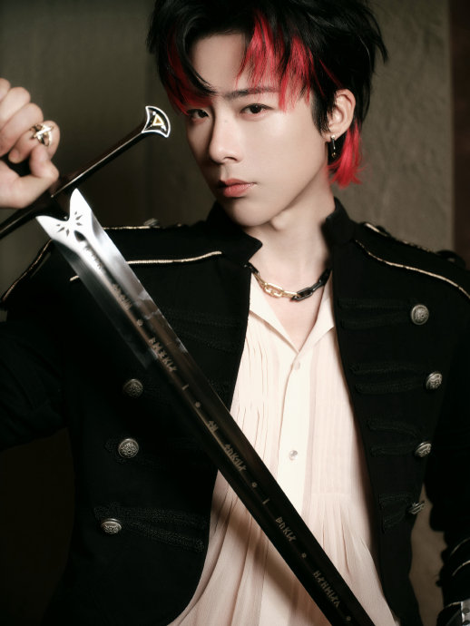 刘宇宁在QQ音乐巅峰之夜的红发尾染造型有什么特别之处？