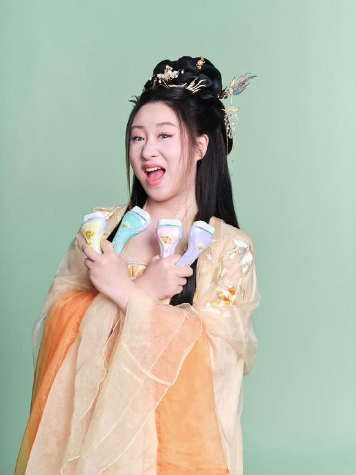 锤娜丽莎的本名嵇嘉禾背后有什么特殊含义？