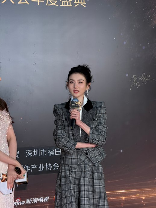 宋祖儿过往在红毯和机场的鲜活表情管理是怎样的？