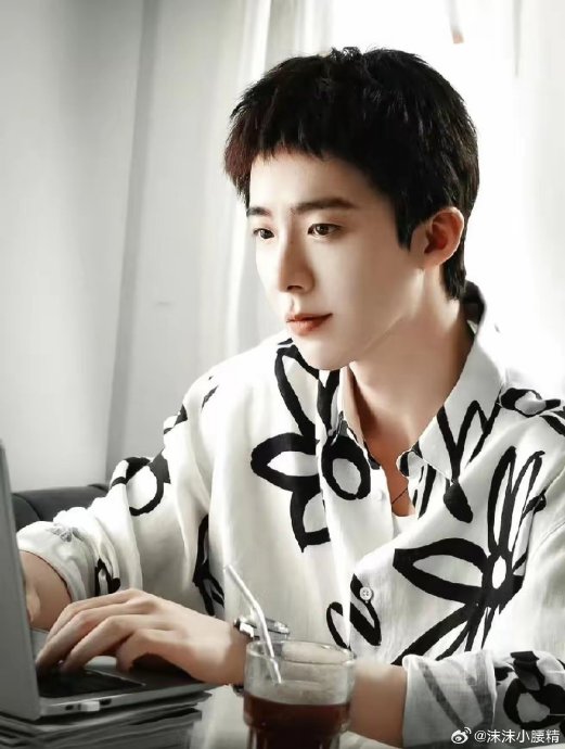 刘宇宁的红发造型是否与他的待播新剧《玫瑰丛生》角色有关？