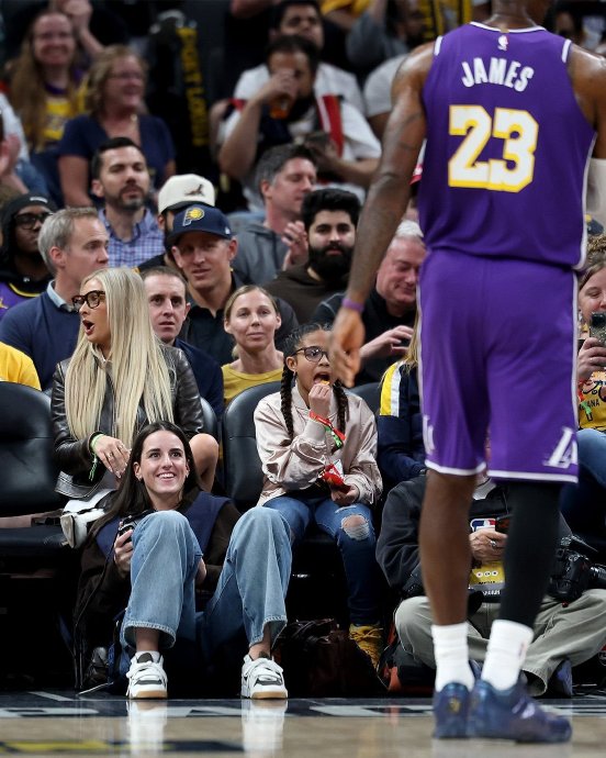 凯特琳·克拉克谈及在湖人对阵步行者的比赛中坐在场边拍摄詹姆斯一事时表示