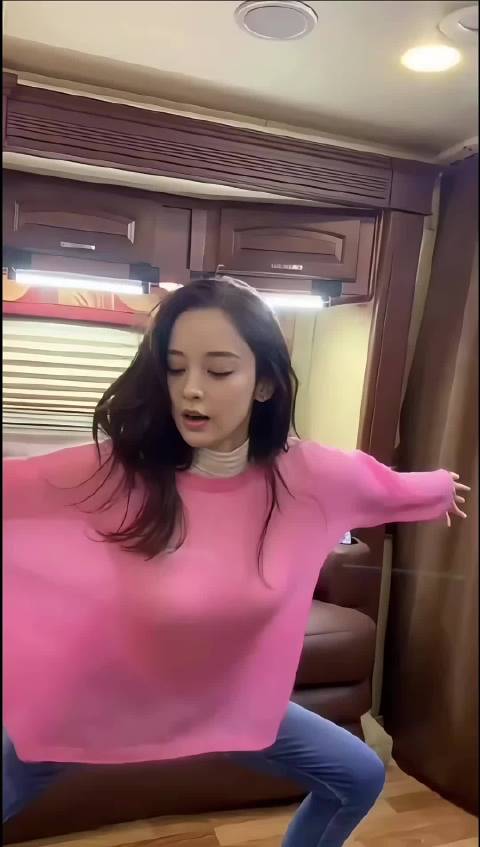 回忆一下娜扎魔性又抽象的舞蹈！