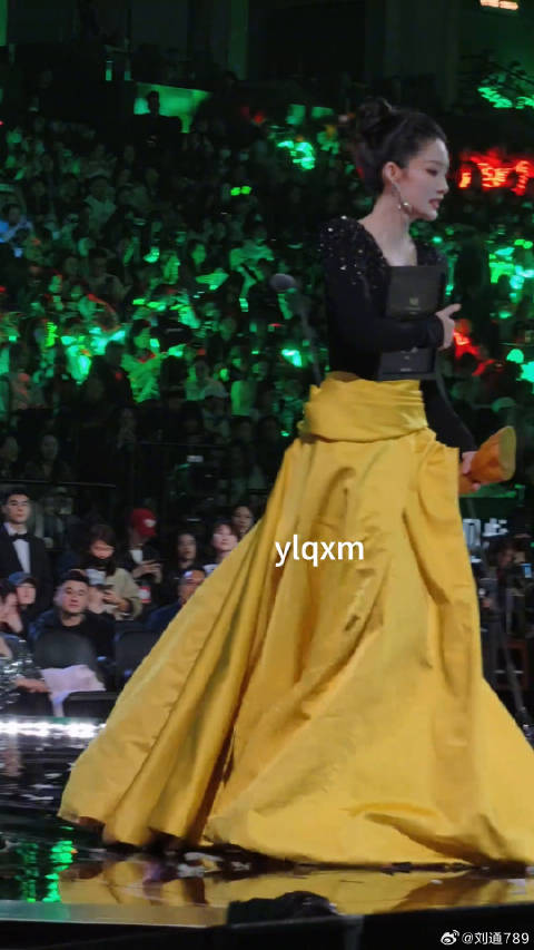 李沁 荣获星光大赏年度优质电视剧演员 哥帮沁沁子拎裙摆好绅士星光大赏内场