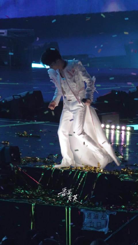 周深获巅峰时代之声奖，退场时被彩带滑倒