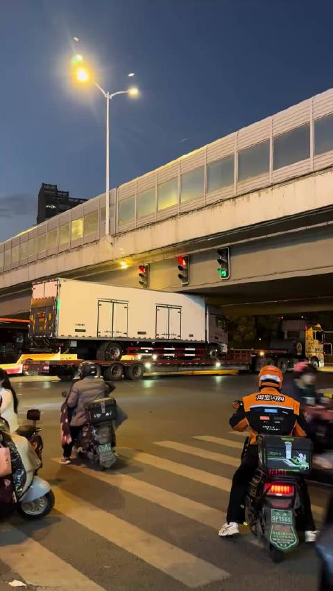 大新车，就这么水灵灵的刮过去了