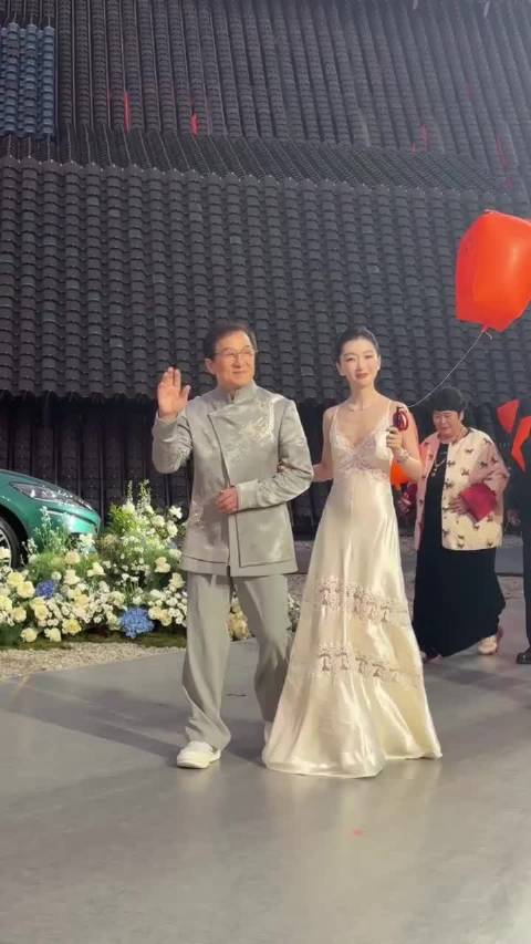 周冬雨 成龙 ，越来越自信的小仙女，上海时装周