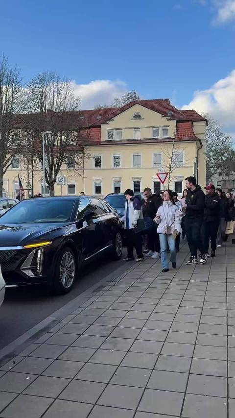 樊振东：被一堆球迷围着检验我驾车技术 cr.Momo