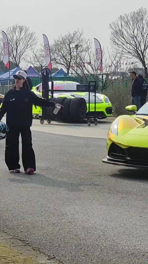 网友偶遇F1中国赛车巨星