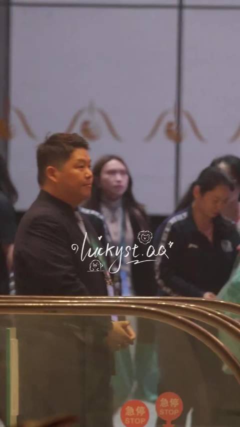 小蘑菇是把玩偶拿出来贴脸开大吗哈哈哈