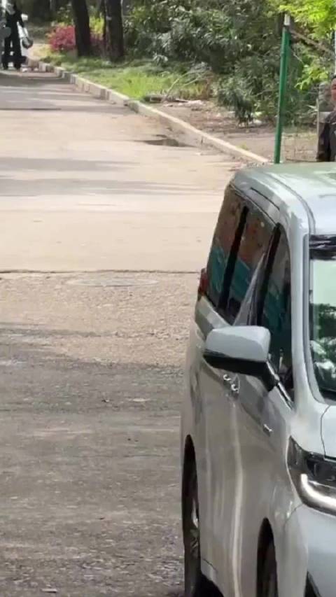 丁禹兮冷帽夹克墨镜造型现身上海，潮男气场十足