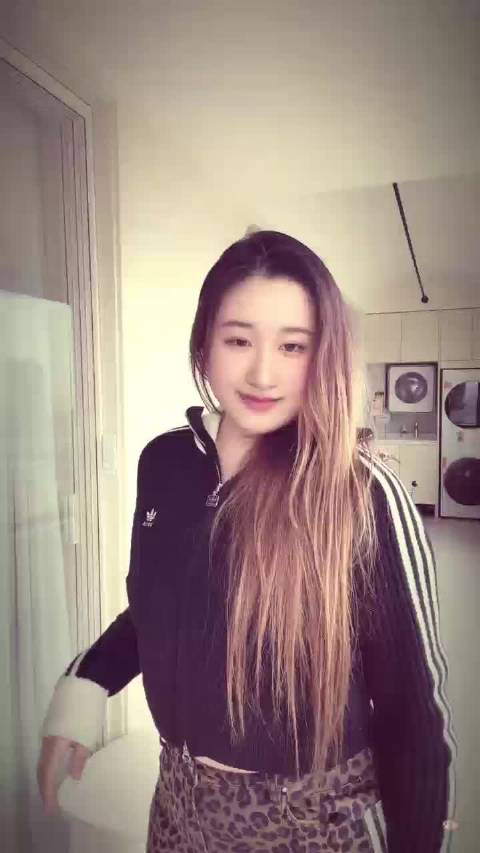 锤娜丽莎本名嵇嘉禾发专辑《白乌鸦》，搞笑与音乐初心并存