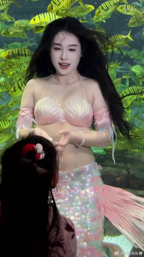 换上我那近20斤的美人鱼尾巴，在水里跟孩子石头剪刀布