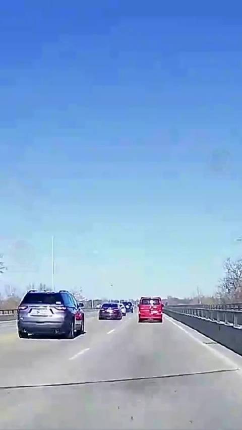 印第安纳州路怒冲突致无辜路人中枪，涉事者依据不退让法免罪