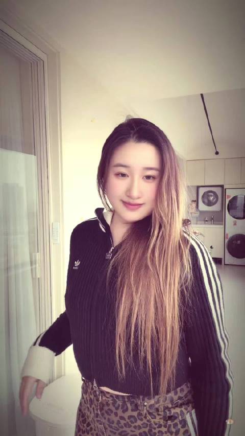 锤娜丽莎本名嵇嘉禾亮相《今夜喜友会》，献唱《白乌鸦》《我的妈耶》展实力