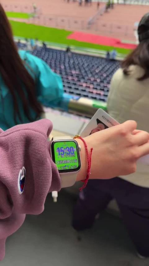 粉丝坚守前排为丁禹兮应援，经历波折终获逆应援