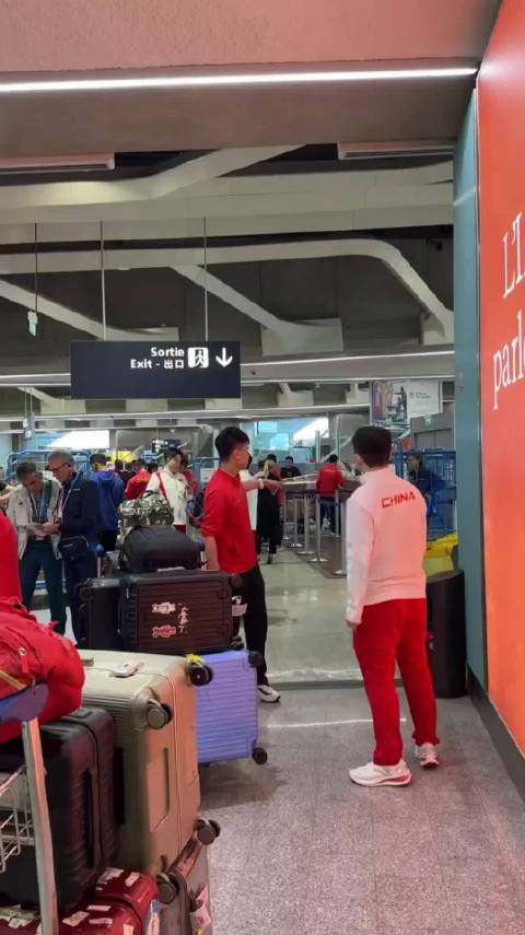 樊振东成凯迪拉克代言人，巴黎机场大屏亮相