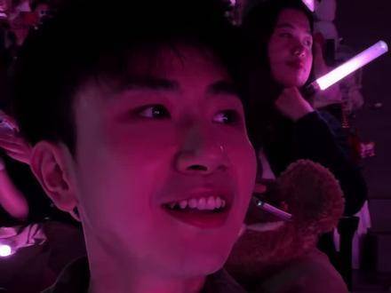 杨丞琳成都演唱会谈爱无需公开