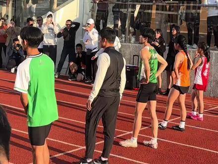 苏炳添与学子同场竞速