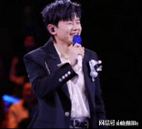 张杰表白谢娜，张杰甜笑着对粉丝表白谢娜：我永远爱的太阳女神