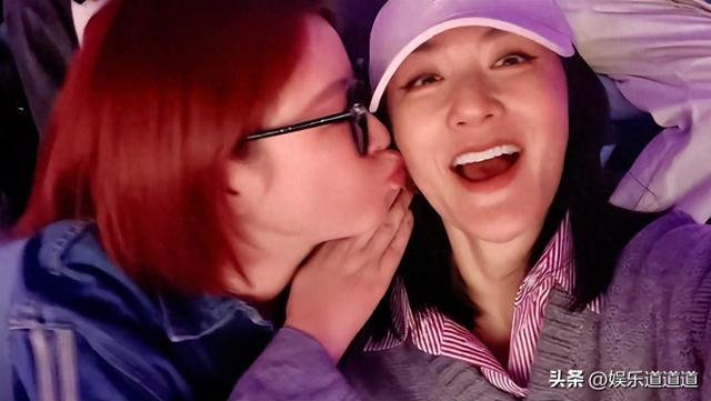 张杰演唱会现名场面，谢娜左亲秦岚右亲杜华，华子当场破功_娱乐道道道