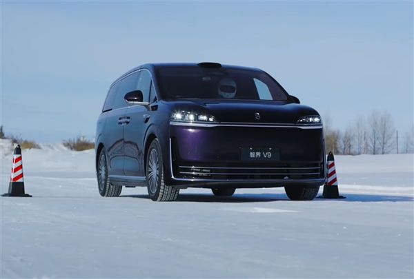 鸿蒙智行首款MPV 智界V9实车曝光：中控终于换新样式了