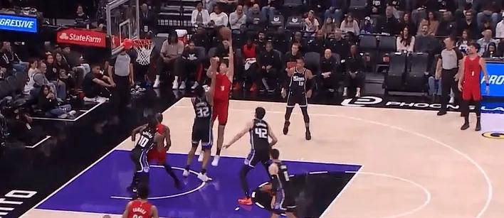 杨瀚森全场活跃！篮下灵巧勾手得分，挡拆角色显著提升，防守抢断带动快攻