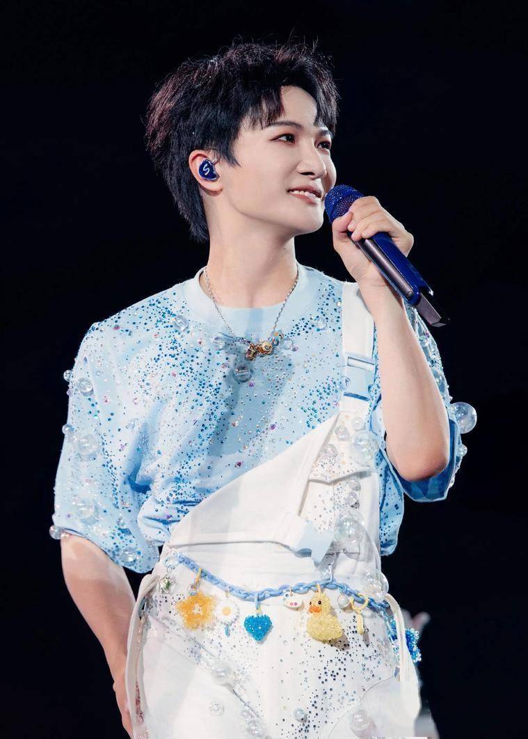 周深OST再进化:《白日提灯》能否超越《茧》的暴虐美学?