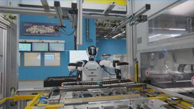宝马欧洲首推人形机器人产线：每周工作5天，每天10小时，已在美国支撑3万辆X3生产