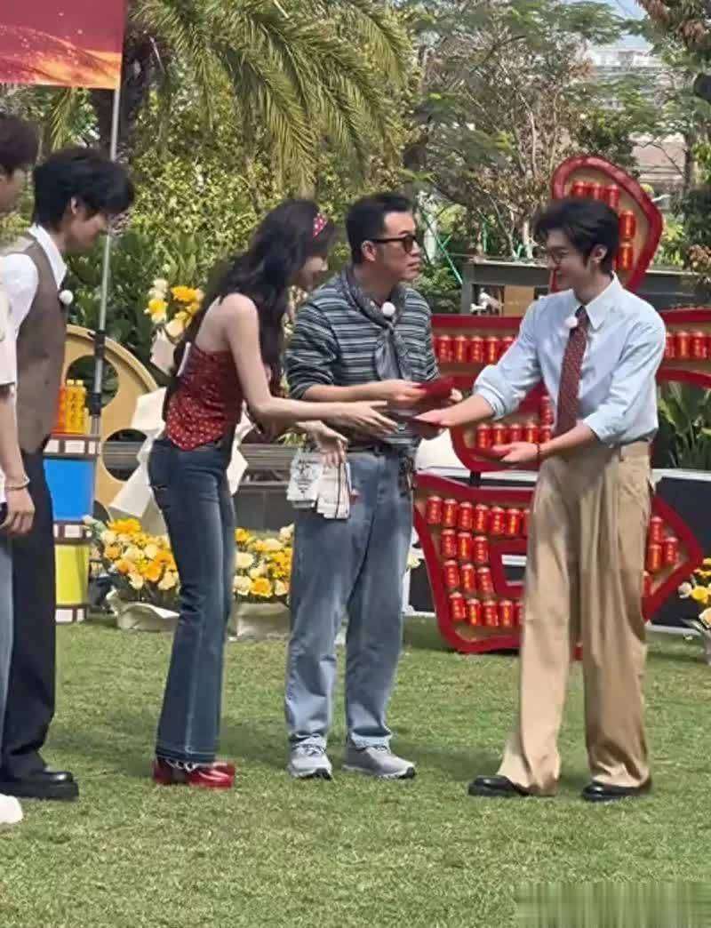 跑男录制陈哲远发红包，孟子义当面开，白鹿情商高