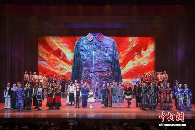 图为在江西赣州于都县，原创民族歌舞剧《五彩红军衣》末尾，全体演员出场谢幕。(资料图)刘力鑫 摄