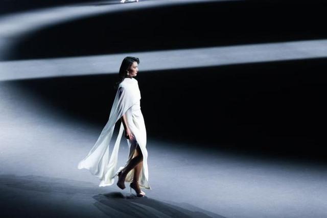 秀场｜中国国际时装周：“摩米薇·单薇”服装亮相